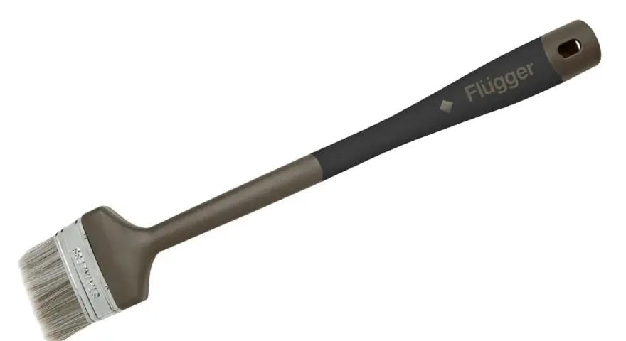 En Flügger-pensel med långt, ergonomiskt handtag för precisionsmålning.