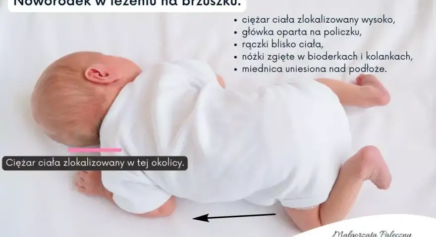 Nieprawidłowe leżenie na brzuchu niemowlaka: ciężar ciała wysoko, główka na policzku, nóżki zgięte. Miednica uniesiona.
