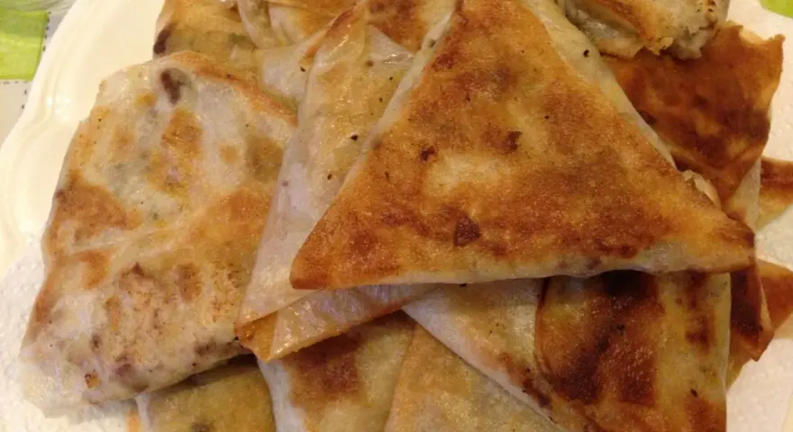 Une assiette de bricks dorées, parfaites pour une recette brick viande hachée. Croustillantes et appétissantes.