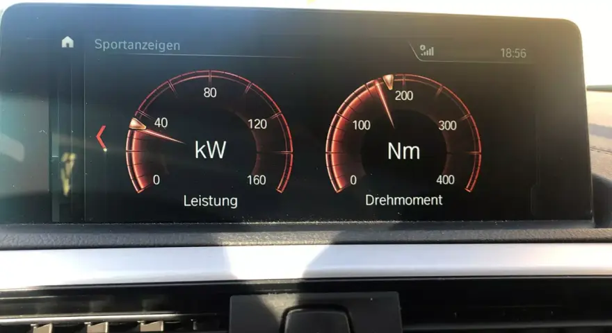 Sportanzeigen im Auto zeigen Leistung (kW) und Drehmoment (Nm). Das Drehmoment ist bei etwa 150 Nm.