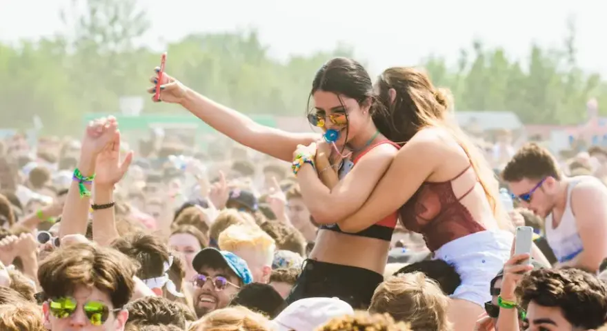 Najlepsze outfity na koncert hip hop – styl i wygoda w jednym