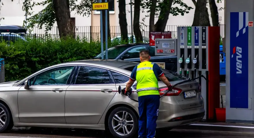 Pracownik stacji paliw tankuje samochód. Rosnące ceny paliwa to problem, który dotyka każdego kierowcę.