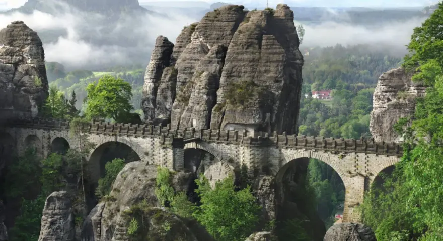 Kamienny most Bastei w Saksońskiej Szwajcarii, gdzie można poczuć się jak w egzotycznych miejscach w Polsce.