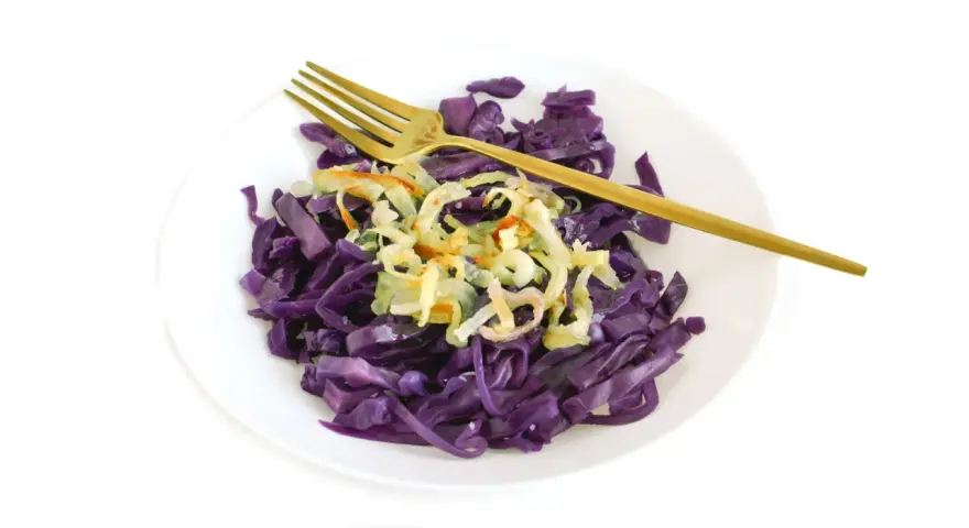 Lombarda rehogada con cebolla crujiente, lista para disfrutar. Una opción saludable y deliciosa para tus recetas de lombarda rehogada.