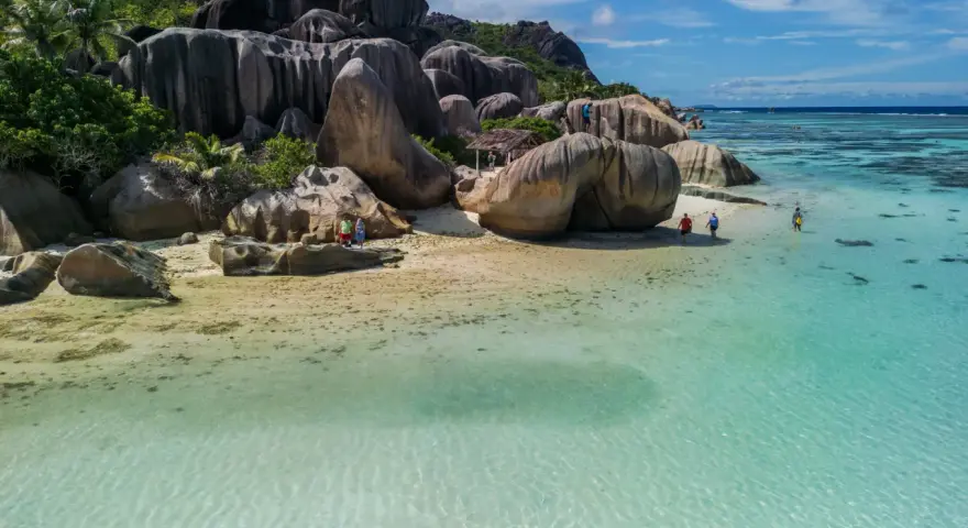 Plaża Anse Source d'Argent na Seszelach z granitowymi głazami i turkusową wodą.