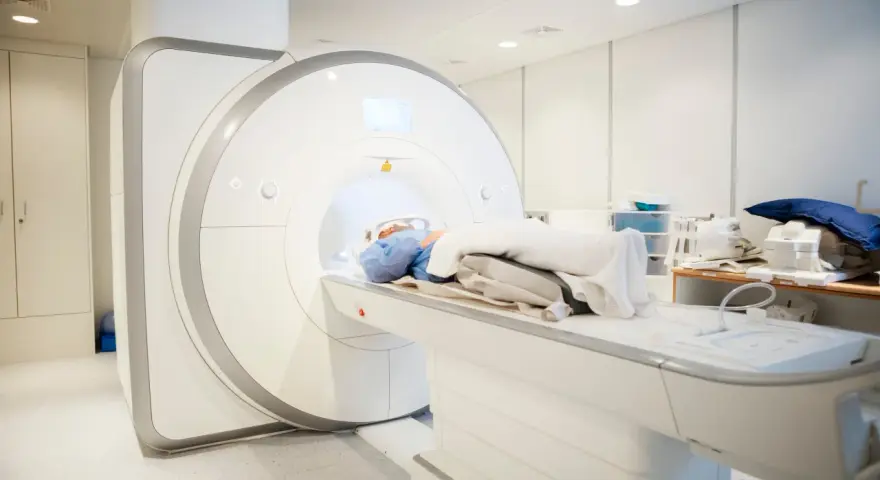 Pacjent leży na stole rezonansu magnetycznego, przygotowywany do badania kręgosłupa. Przepuklina kręgosłupa rezonans magnetyczny to klucz do diagnozy.