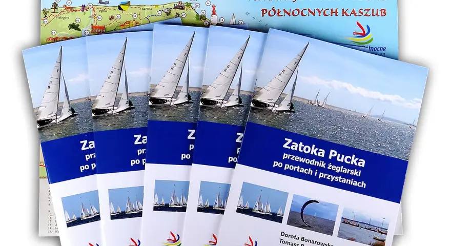 Przewodnik "Zatoka Pucka" z żaglówkami na okładce i mapą atrakcji Północnych Kaszub.