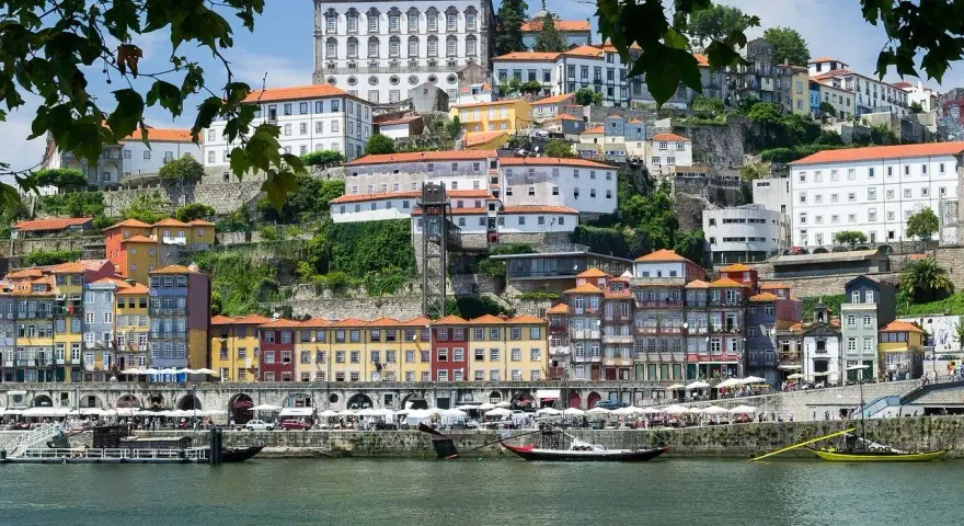 Porto kwiecień: kolorowe kamienice nad rzeką Douro, słoneczna pogoda sprzyja spacerom po nabrzeżu.