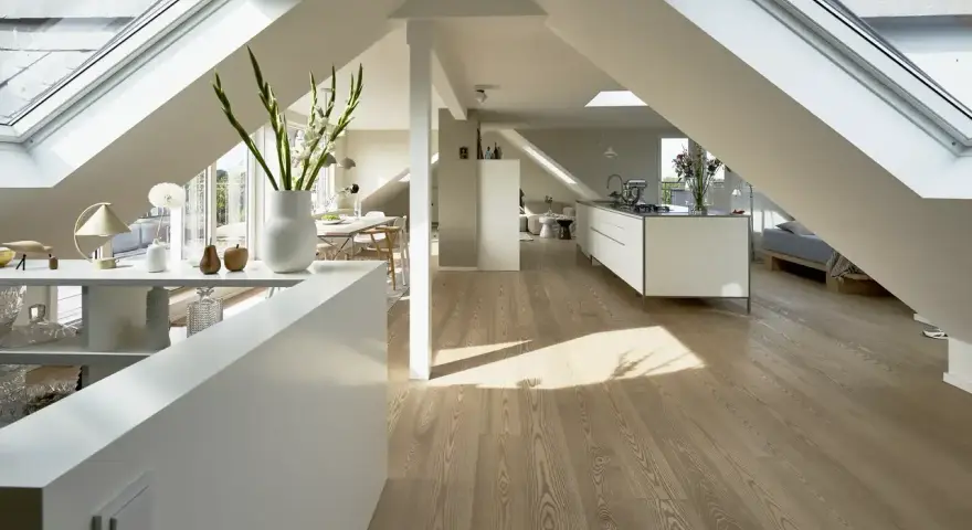 Luminoso open space mansardato con cucina moderna, zona pranzo e letto. Ottime idee sottotetto molto basso per sfruttare ogni angolo.