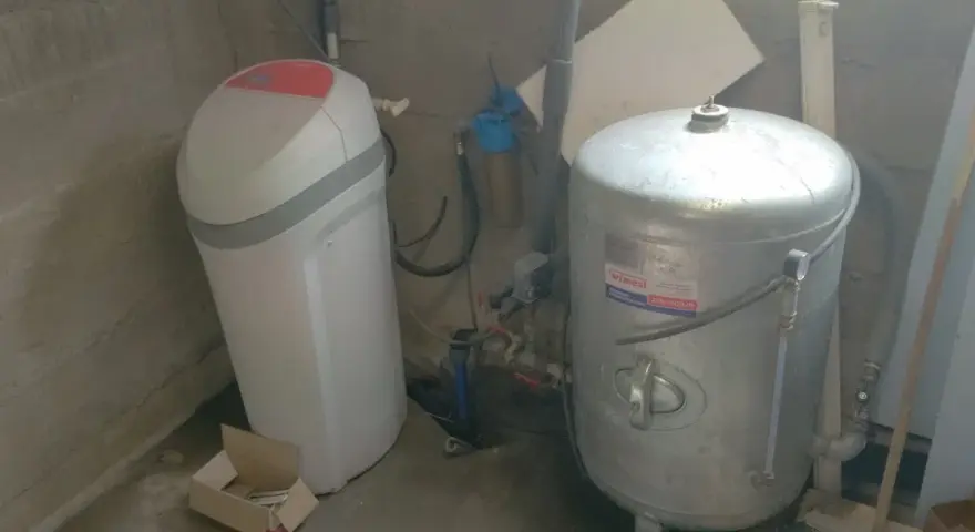 Urządzenie do uzdatniania wody i zbiornik hydroforowy. Zastanawiasz się, dlaczego ucieka powietrze z hydroforu? Może to być problem z membraną lub nieszczelnością.