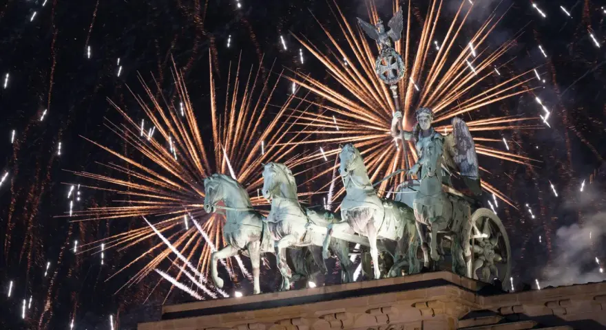 Brandenburger Tor im Feuerwerk: Ein Spektakel zum neuen Jahr.