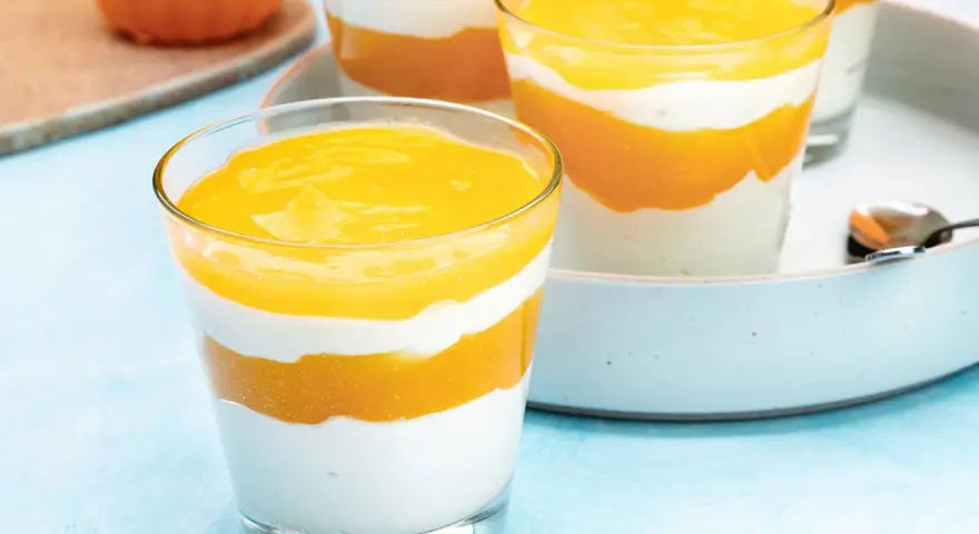 Schichtdessert mit cremigem griechischem Joghurt und fruchtiger Mango- oder Maracujapüree. Ein erfrischendes Solero Dessert.