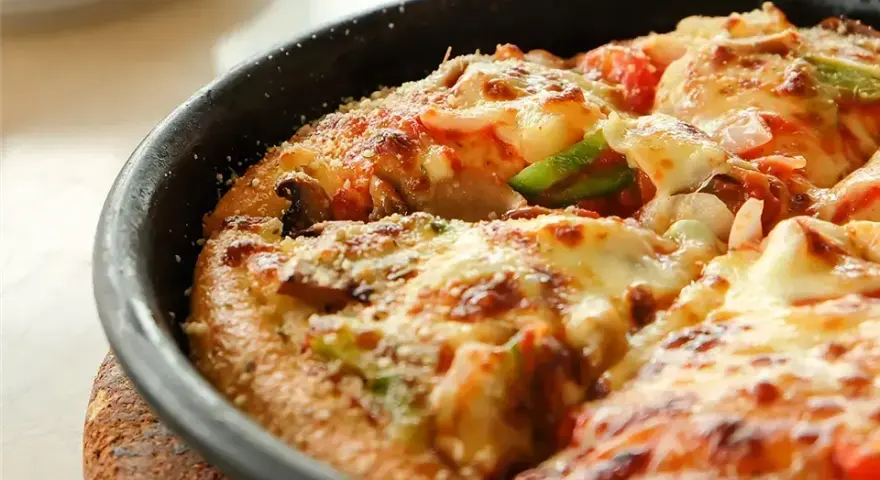 Jak zrobić pizzę na patelni w 30 minut - szybki i łatwy przepis