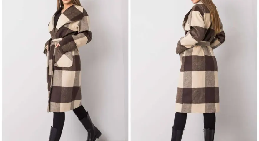 Eleganckie płaszcze w kratę w odcieniach brązu i beżu, idealne na jesienne stylizacje. Modelka prezentuje je z brązowym kapeluszem i czarnymi kozakami.