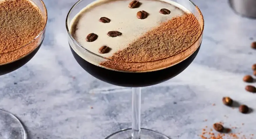 Dwa eleganckie koktajle z pianką, posypane kakao i ziarnami kawy. Idealne do picia z Baileys, gdy masz ochotę na coś słodkiego.