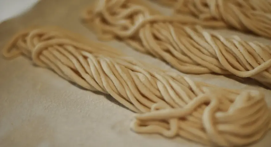 Pici freschi pronti per essere cotti. Ecco come fare i pici fatti in casa, un classico della cucina toscana.