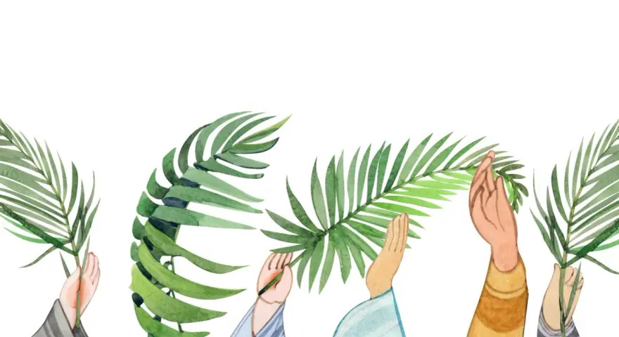 Hände halten Palmwedel hoch, ein Zeichen für Palmsonntag 2026.