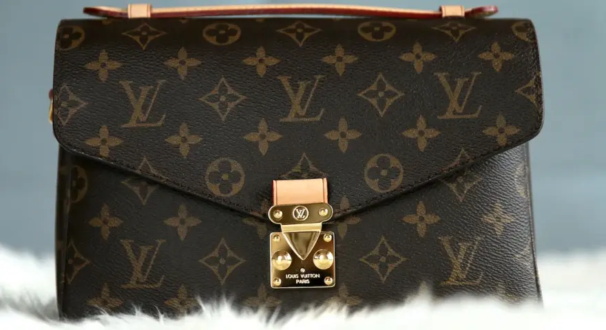 Elegancka torebka Louis Vuitton z monogramem. Zastanawiasz się, ile kosztuje torebka Louis Vuitton?