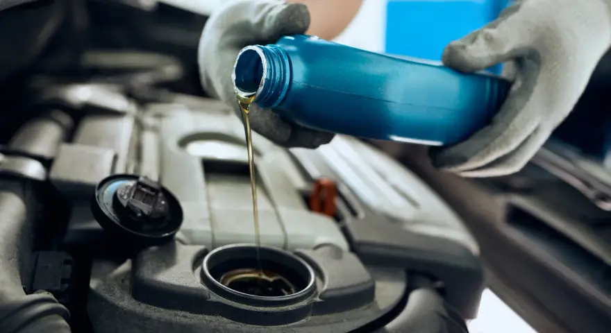 Motul czy Castrol 5W30 - który olej silnikowy zapewni lepszą ochronę?