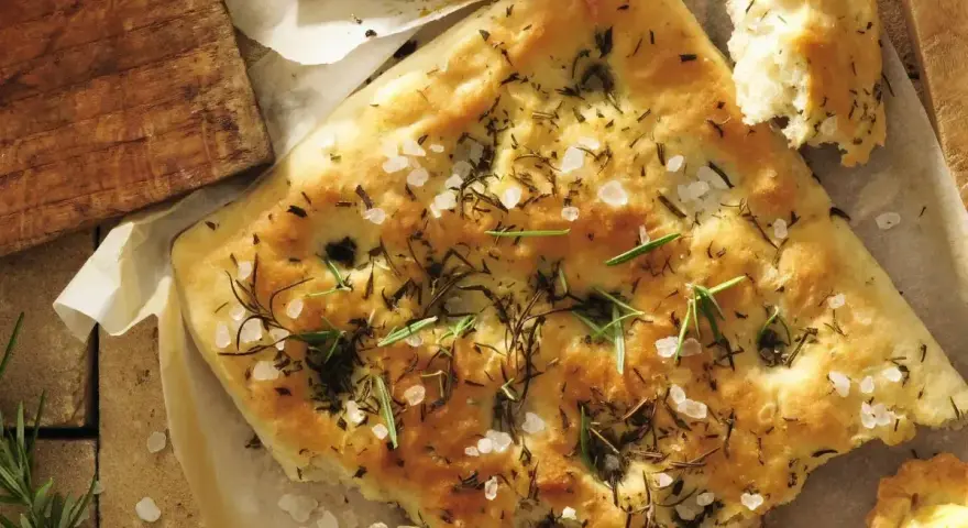 Pyszna focaccia z rozmarynem i solą morską, idealna do każdego posiłku. Prosty przepis na domową focaccię.