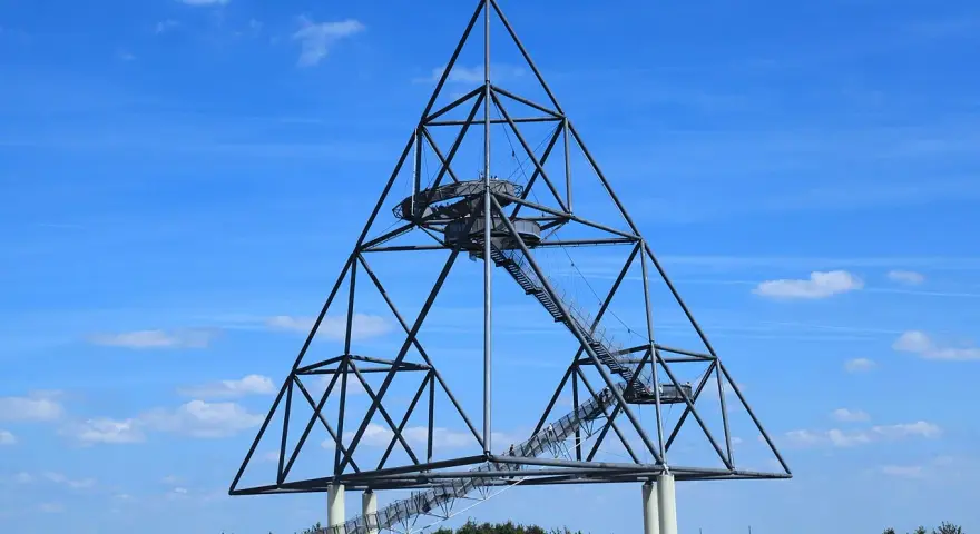 Der Tetraeder Bottrop mit seinen begehbaren Treppen ragt in den blauen Himmel.