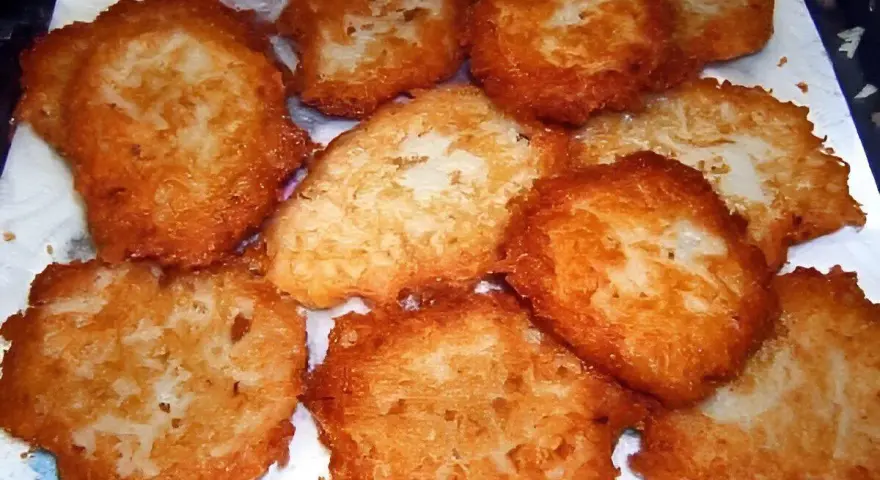 Tortel di patate dorati e croccanti, appena fritti, pronti per essere gustati.