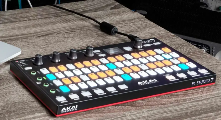 Akai Fire, kontroler MIDI z podświetlanymi padami, gotowy do tworzenia muzyki w FL Studio.
