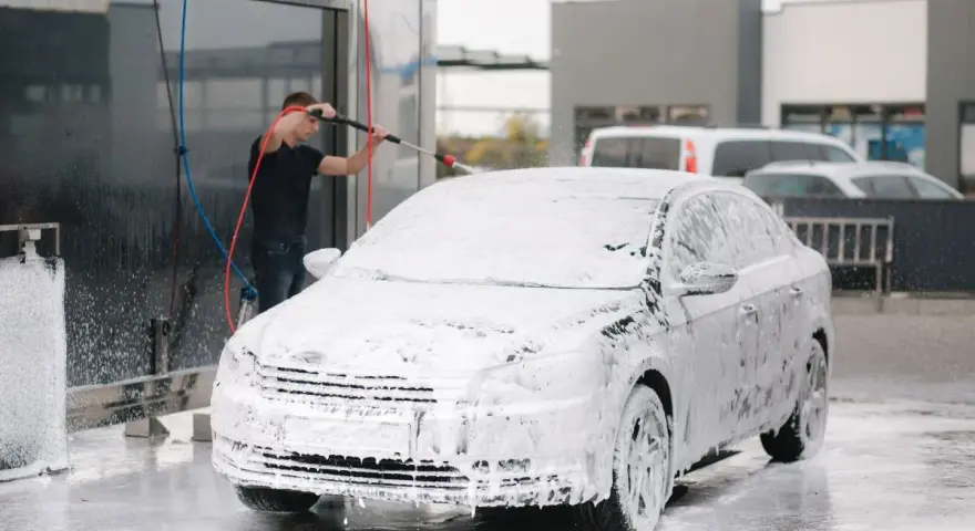 Aktywna piana na myjni: Jak umyć auto bez smug i zarysowań?
