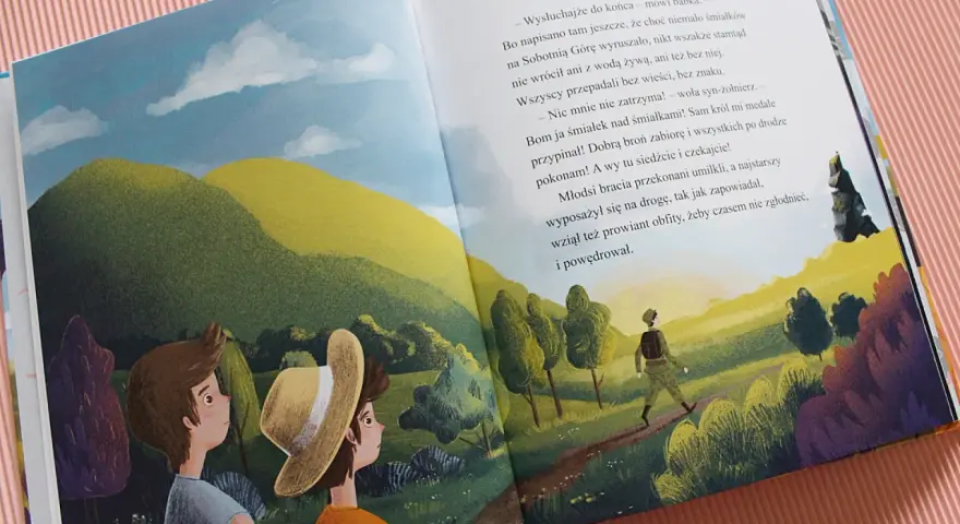 Dwóch chłopców patrzy na krajobraz, gdzie samotny podróżnik idzie ścieżką. To ilustracja z baśni o Sobotniej Górze.