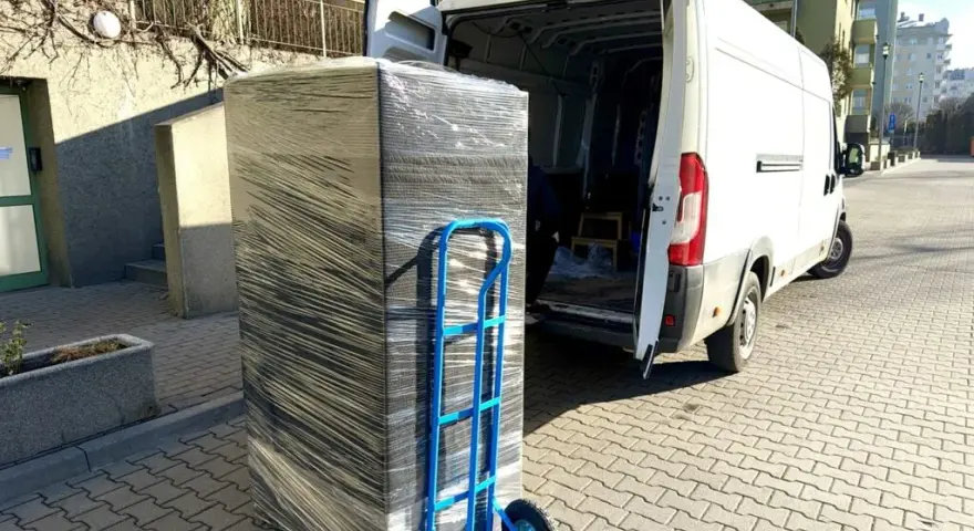 Transport lodówki na leżąco? Jak uniknąć awarii i ile czekać?