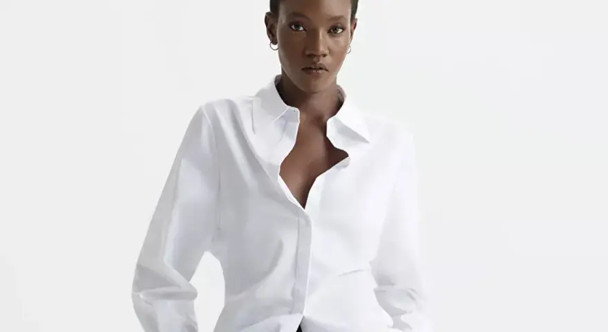 Kobieta w białej koszuli, gotowa na eleganckie white party.