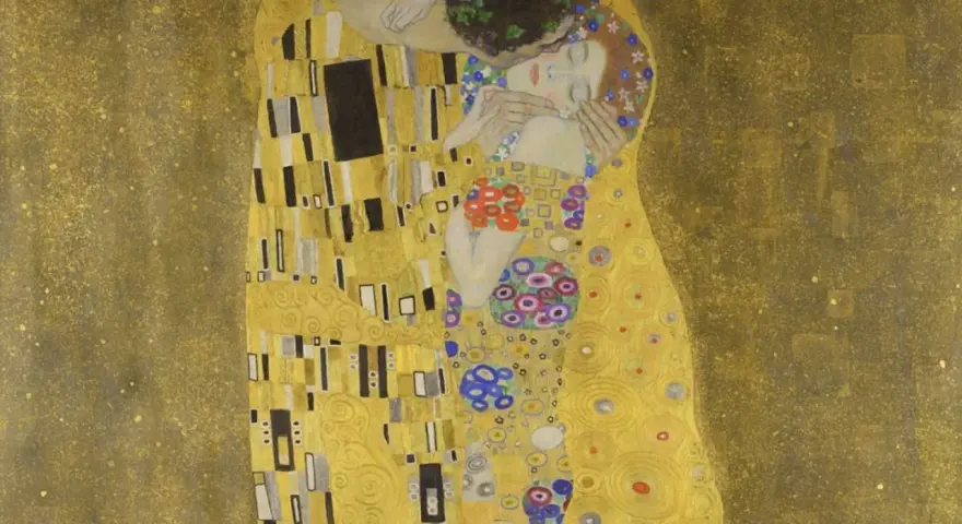 Le baiser de Klimt, un couple enlacé dans une étreinte dorée, leurs corps recouverts de motifs abstraits et floraux.