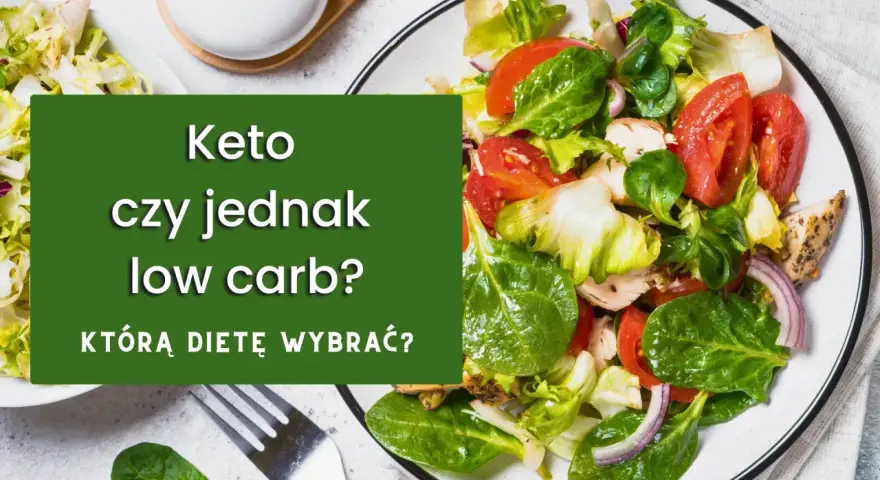 Świeża sałatka z kurczakiem i warzywami. Zastanawiasz się, jak ograniczyć węglowodany? Keto czy low carb – którą dietę wybrać?