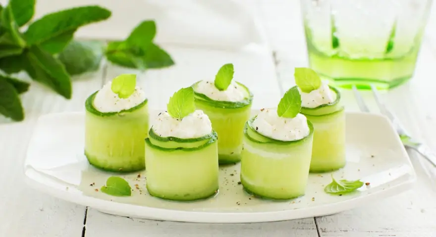 Rotolini di cetriolo ripieni di formaggio fresco e menta, un'idea per zucchine ripiene velocissime e fresche.