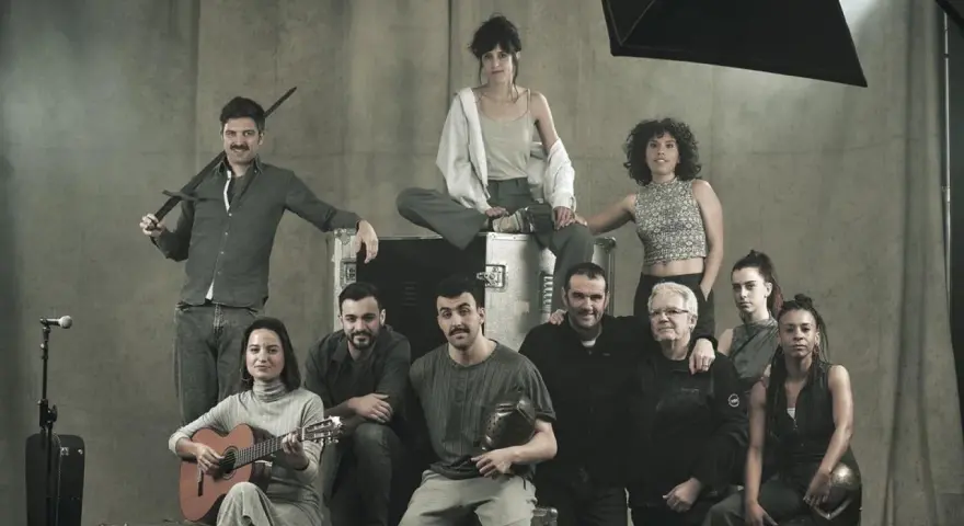 Elenco posa con espada y guitarra, evocando un resumen de Tirant lo Blanc.