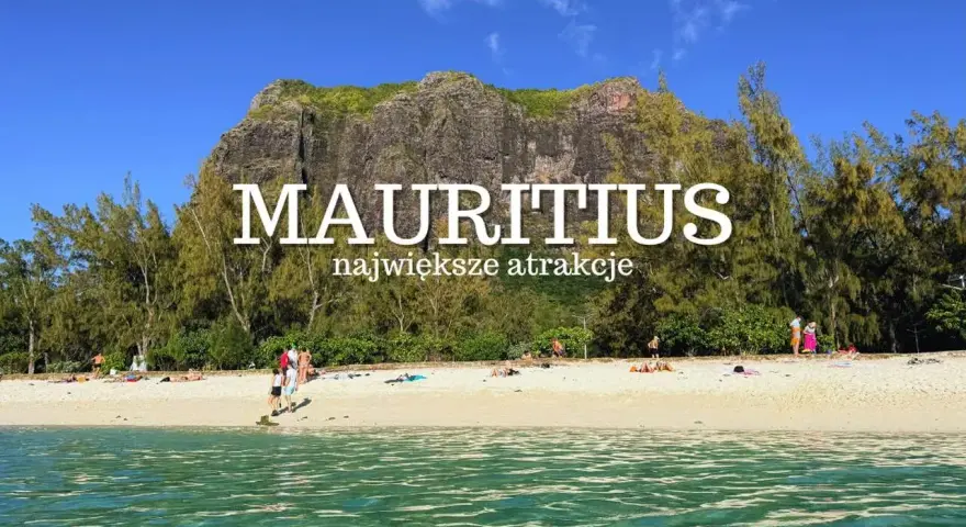 Piękna plaża na Mauritiusie, gdzie leży ta wyspa, zachęca do odpoczynku. Woda jest krystalicznie czysta, a góra w tle dodaje uroku.
