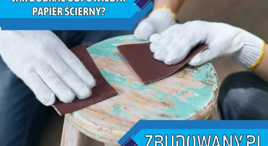 Ręce w białych rękawiczkach szlifują drewniany stołek papierem ściernym. Dowiedz się, jaki papier ścierny do drewna przed malowaniem będzie najlepszy.