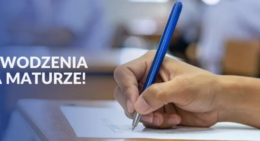 Dłoń pisze długopisem na arkuszu egzaminacyjnym. Napis "Powodzenia na maturze!" sugeruje, że to ważny moment dla osób z wykształceniem średnim.