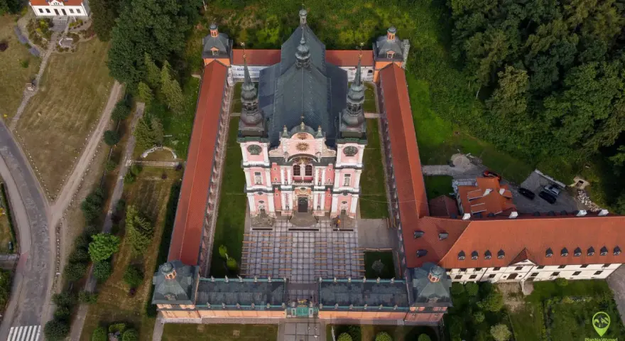 Widok z lotu ptaka na barokowy zespół klasztorny. To idealne miejsce na zwiedzanie, gdy planujesz święta lipka trasę.