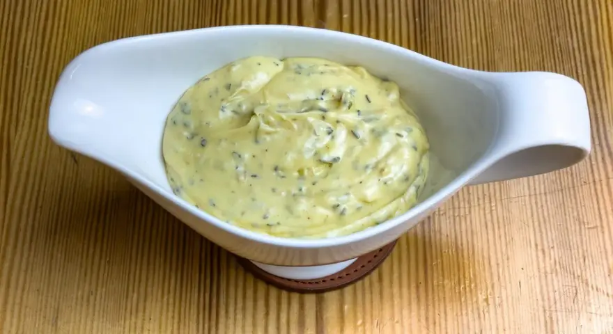 Krämig bearnaisesås i vit såssnip, redo att serveras. Ett perfekt bearnaisesås recept för alla tillfällen.