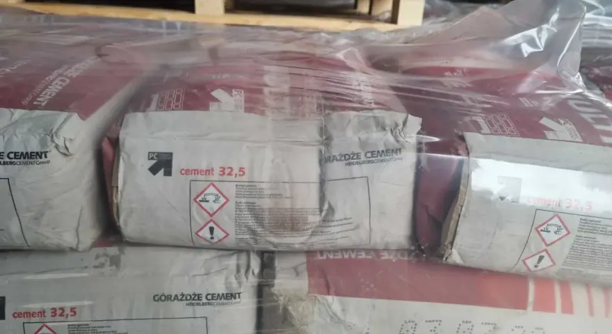 Worki cementu budowlanego, na palecie. Cena za worek cementu jest zmienna, zależy od rodzaju i producenta.