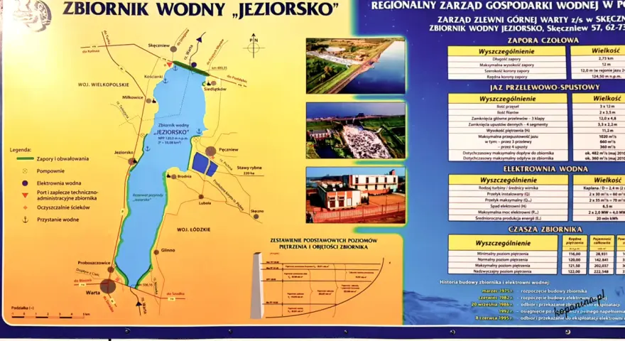 Mapa przedstawia zbiornik wodny "Jeziorsko" i jego okolice, z zaznaczonymi miejscowościami, rzekami i infrastrukturą.