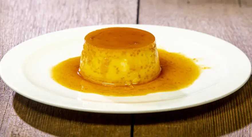 Un delizioso dolce al cucchiaio, un flan dorato con sciroppo di caramello, che ricorda il sapore del dulce de leche.