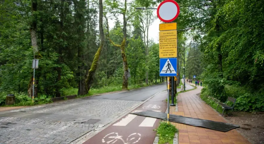 Droga do Kuźnic, skąd można dojechać na Kasprowy Wierch. Znaki informują o ograniczeniach ruchu.