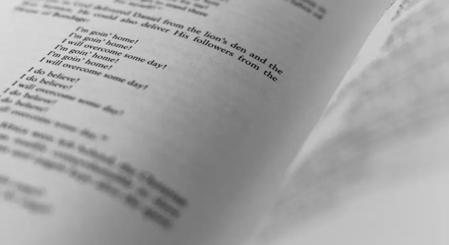 Página de libro con versos repetitivos, como "I'm goin' home!", que ilustran cómo escribir diálogos con emoción y ritmo.