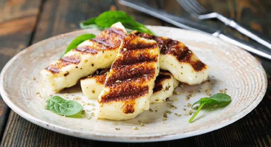 Jak zrobić ser halloumi na grillu, aby był idealnie chrupiący i smaczny