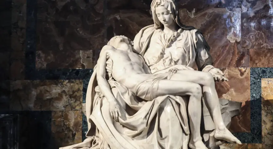 Pieta Michała Anioła: Matka Boska trzyma na kolanach martwe ciało Jezusa. Marmurowa rzeźba zachwyca realizmem i emocjami.