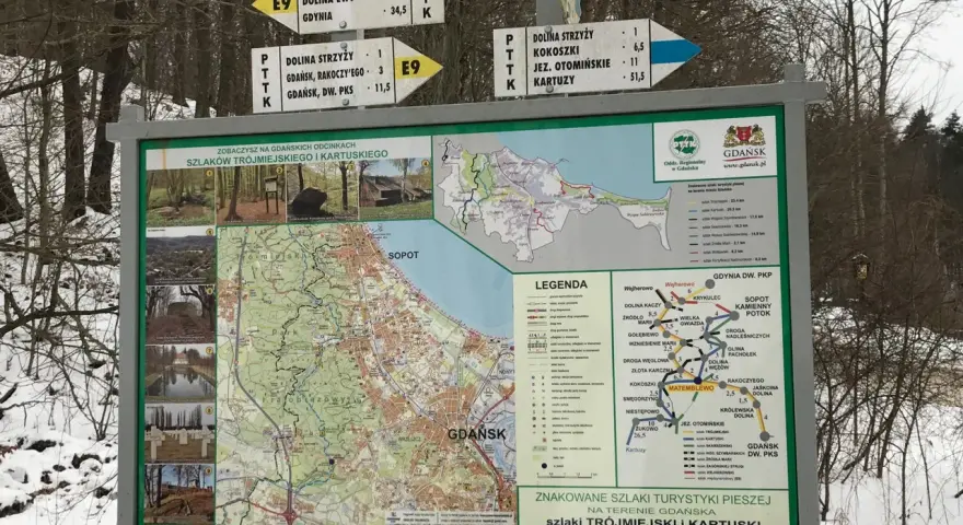 Mapa szlaków turystycznych w Gdańsku, Matemblewo. Znaki drogowe wskazują kierunki i odległości do różnych miejsc.
