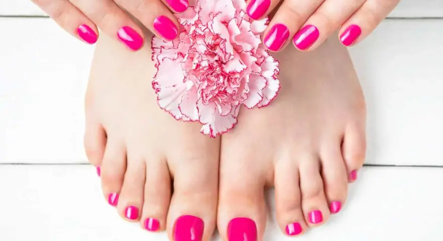 Mani e piedi curati con smalto fucsia brillante, un tocco di stile per sapere come abbinare lo smalto ai vestiti.