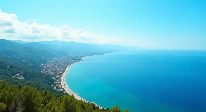 Widok na turkusowe morze, piaszczystą plażę i górzyste wybrzeże Turcji.